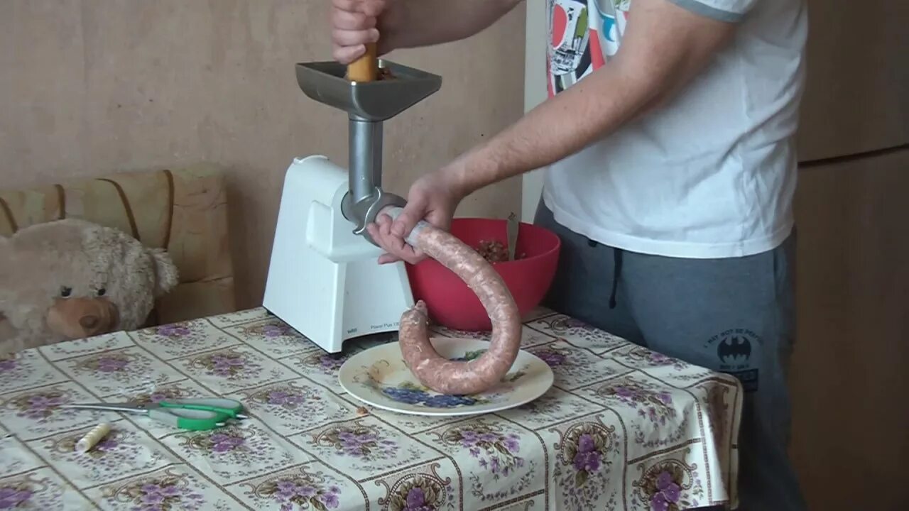 Рецепт домашней колбасы через мясорубку. Набивка колбасы на мясорубке Мулинекс. Набивка колбасы через электромясорубку.