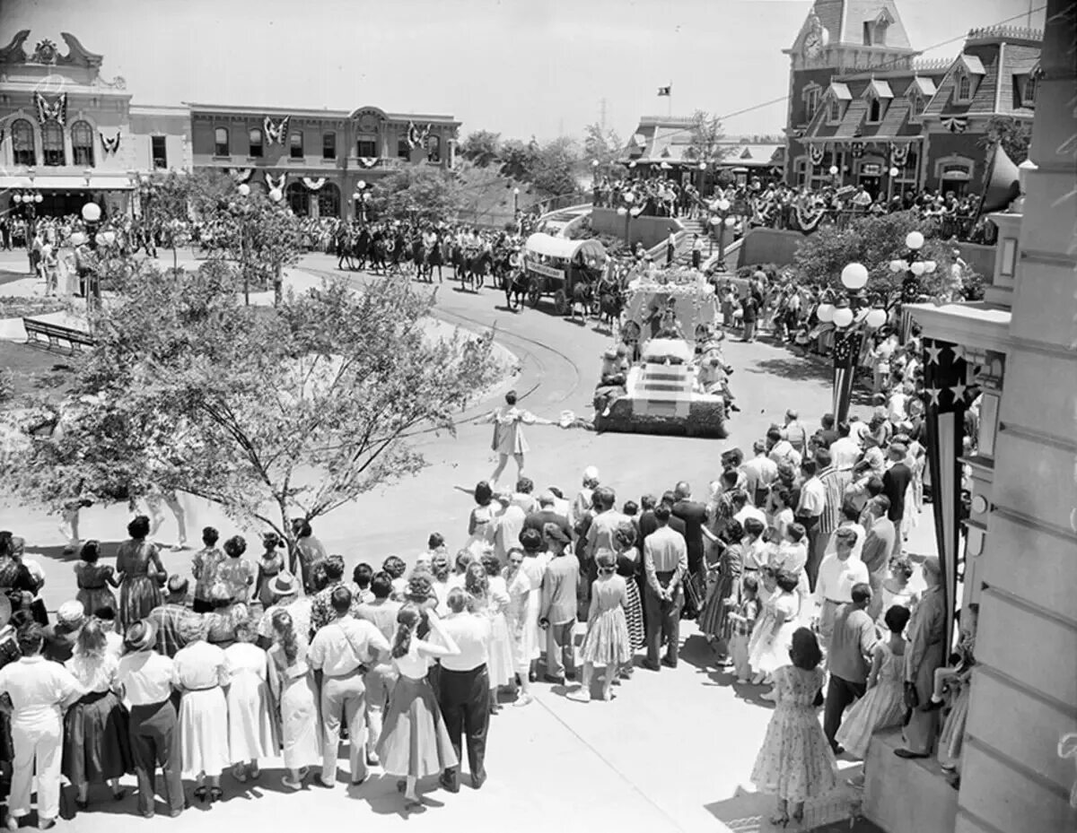 Первый диснейленд. Парк Уолт Дисней 1955. Диснейленд открытие 17 июля 1955. Открытие первого Диснейленда в 1955. Диснейленд Лос Анджелес 1955.