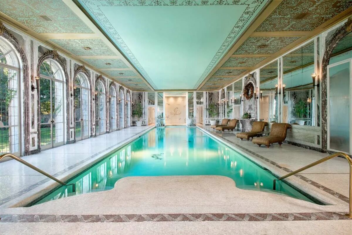 Бассейн дворец молодежи свердловск. Королевский бальный зал. Бассейн дворца. Дворец молодёжи екатеринбург бассейн. Букингемский дворец swimming pool.