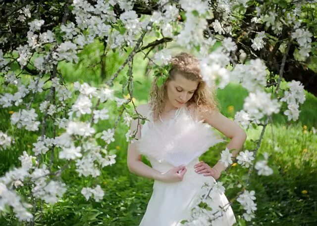 Дурманом веяло когда цвели сады. Расцвела невеста. Яблони в цвету невеста. Невеста зацвела. Гиф девушка в цветущем саду.