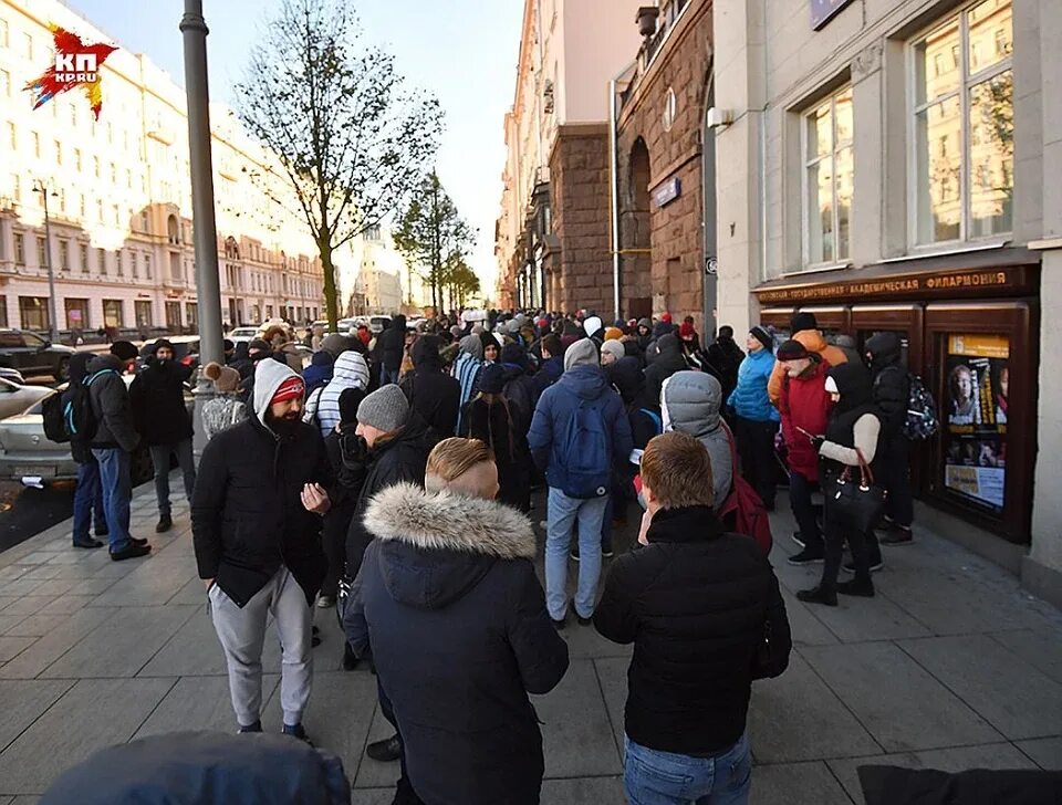 Очередь на автобус. Очередь к терапевту. Очередь на улице. Очередь в нью йорке. Люди на улицах европы.