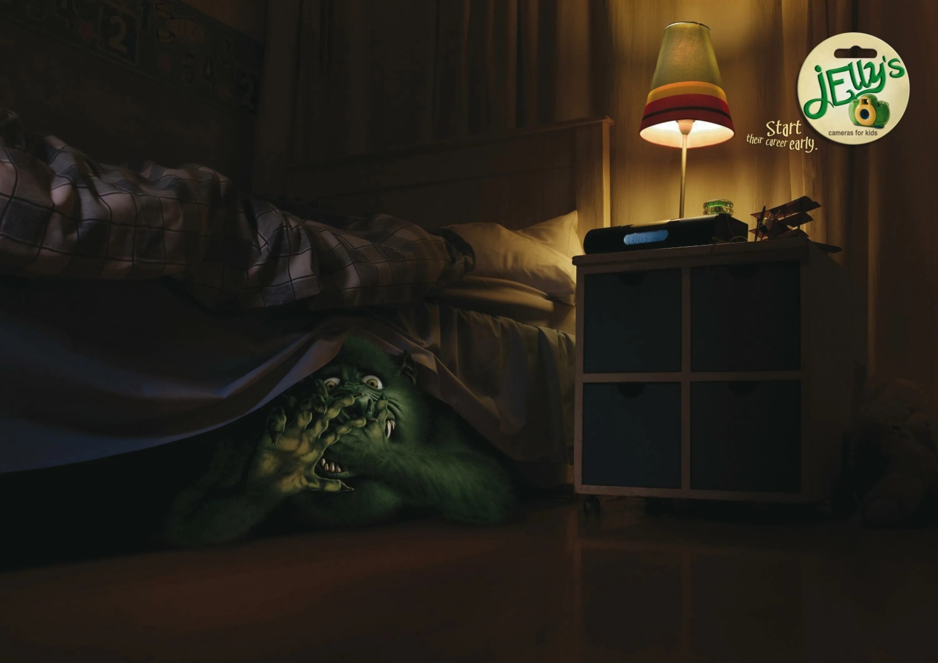 Страшные монстры под кроватью. Ночной гость фильм ужасов. Монстры которые живут под кроватью. Прячусь от монстра под кроватью. Прячусь от монстра под кроватью.