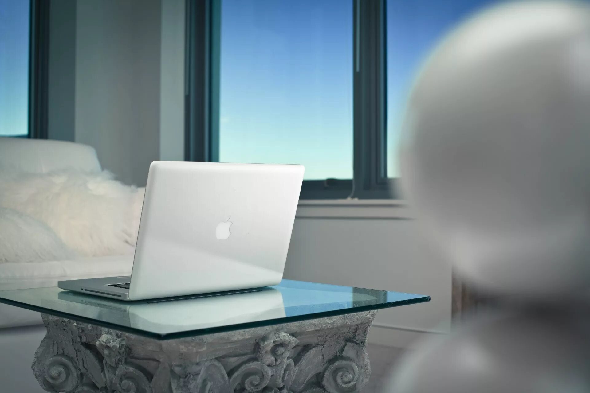 Картинки макбука на столе. Стол для ноутбука. ноутбук в интерьере. macbook на столе. макбук в интерьере.