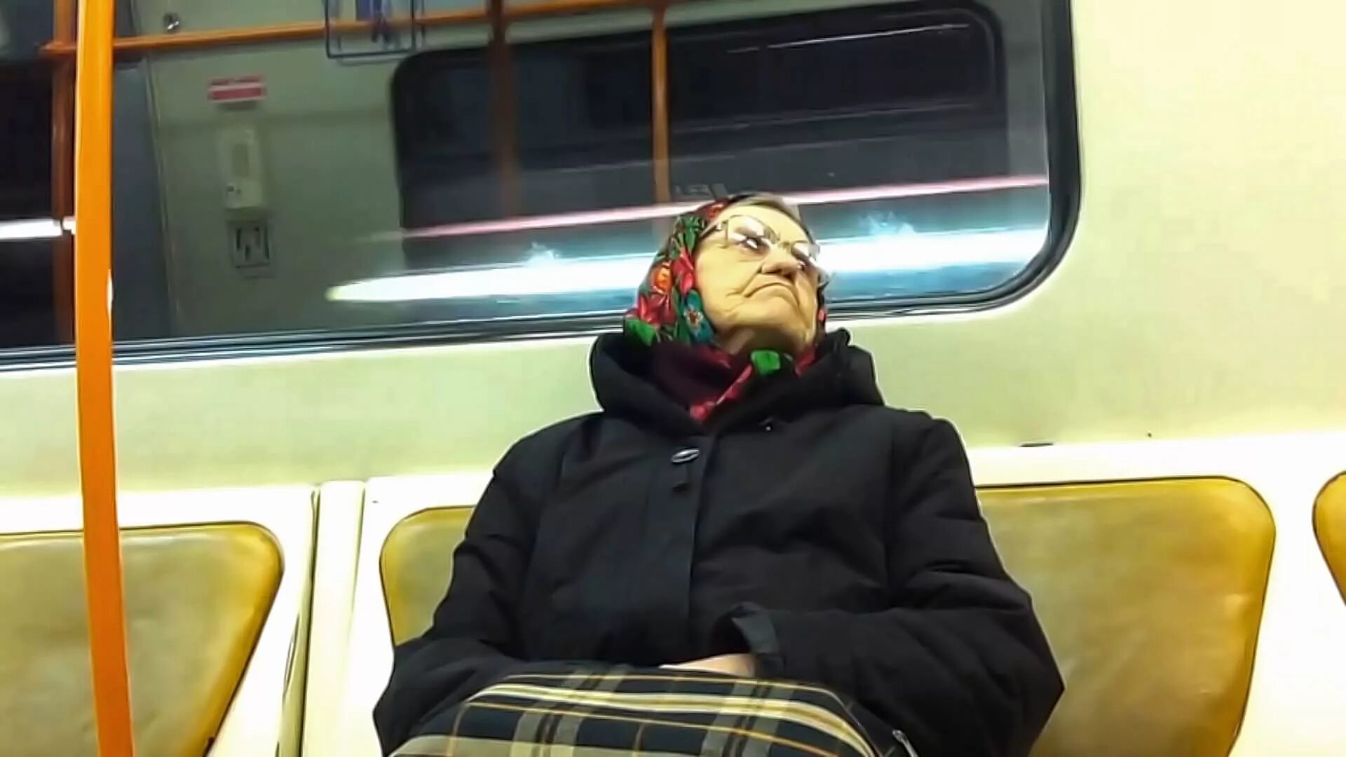 Бабка в метро. Бабушка сидит в метро. Бабушка в автобусе. Пожилая женщина в метро.