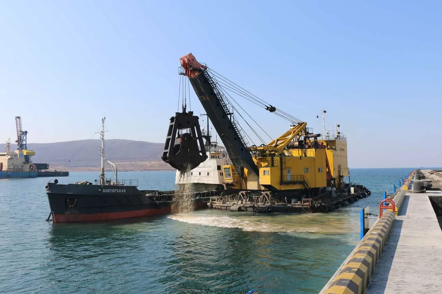 Дноуглубительные работы. Ковшовый земснаряд плавучий. Дноуглубление земснарядом. Проведение дноуглубительных работ. Земснаряд 81390.