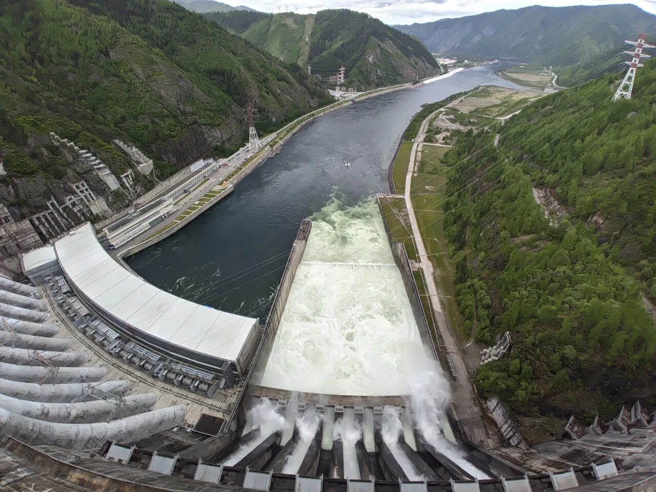 На каких реках построены гидроэлектростанции. Саяно-Шушенская ГЭС водосброс. Дамба Саяно-Шушенской ГЭС. Гидроэлектростанция Саяно Шушенская. Саяно–Шушенская гидроэлектростанция, Хакасия.
