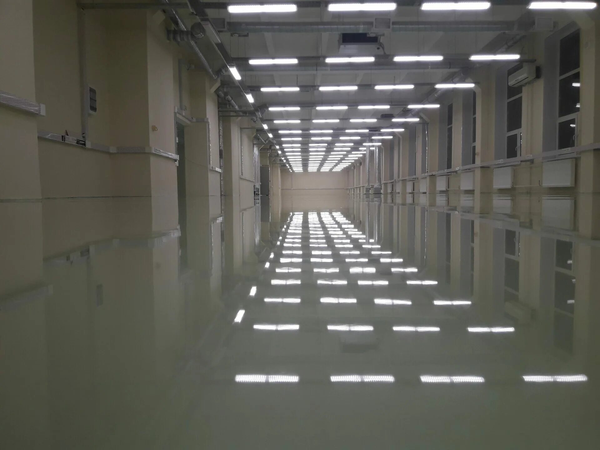 Наливные полимерные промышленные полы. Промышленный пол полимерный dbsg. Полимерные промышленные полы. Полы в производственных помещениях. Полиуретан-цементный наливной пол.