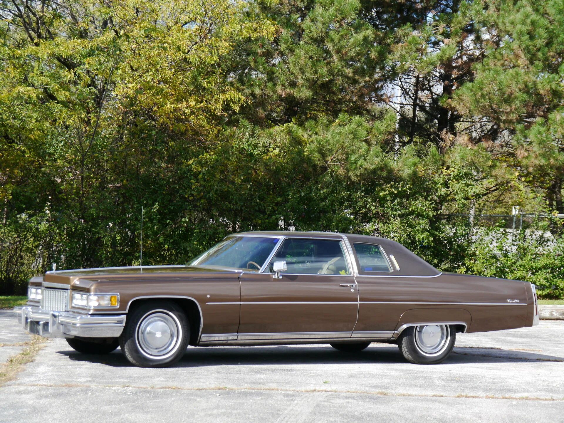 Cadillac deville 1975 брат. Кадиллак купе девиль. Cadillac deville купе 1976. Cadillac 1975. Кадиллак эльдорадо 1975.
