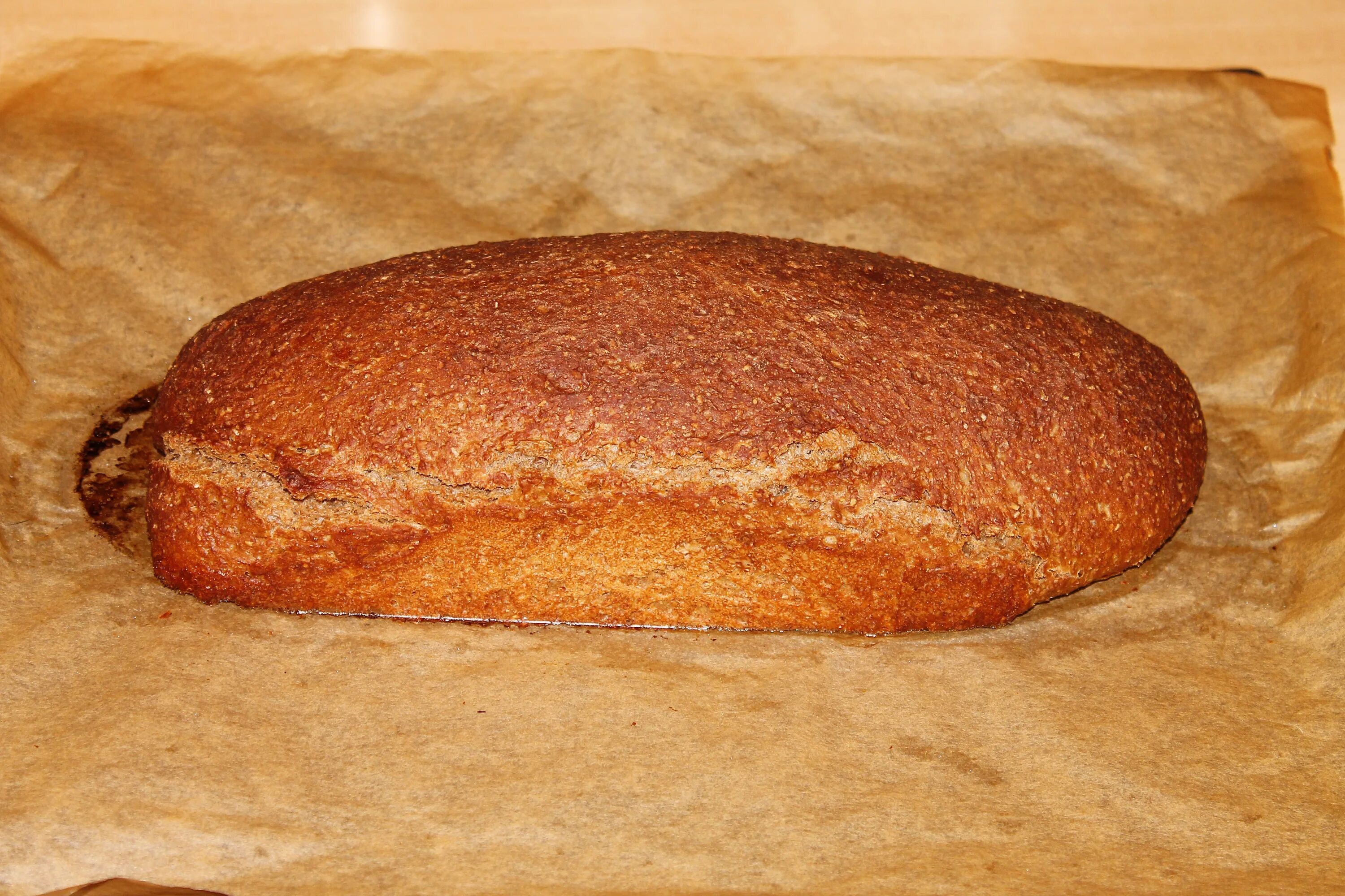 Буханка чиабатта. Коричневый хлеб. Буханка белого хлеба. Буханка ржаного хлеба.