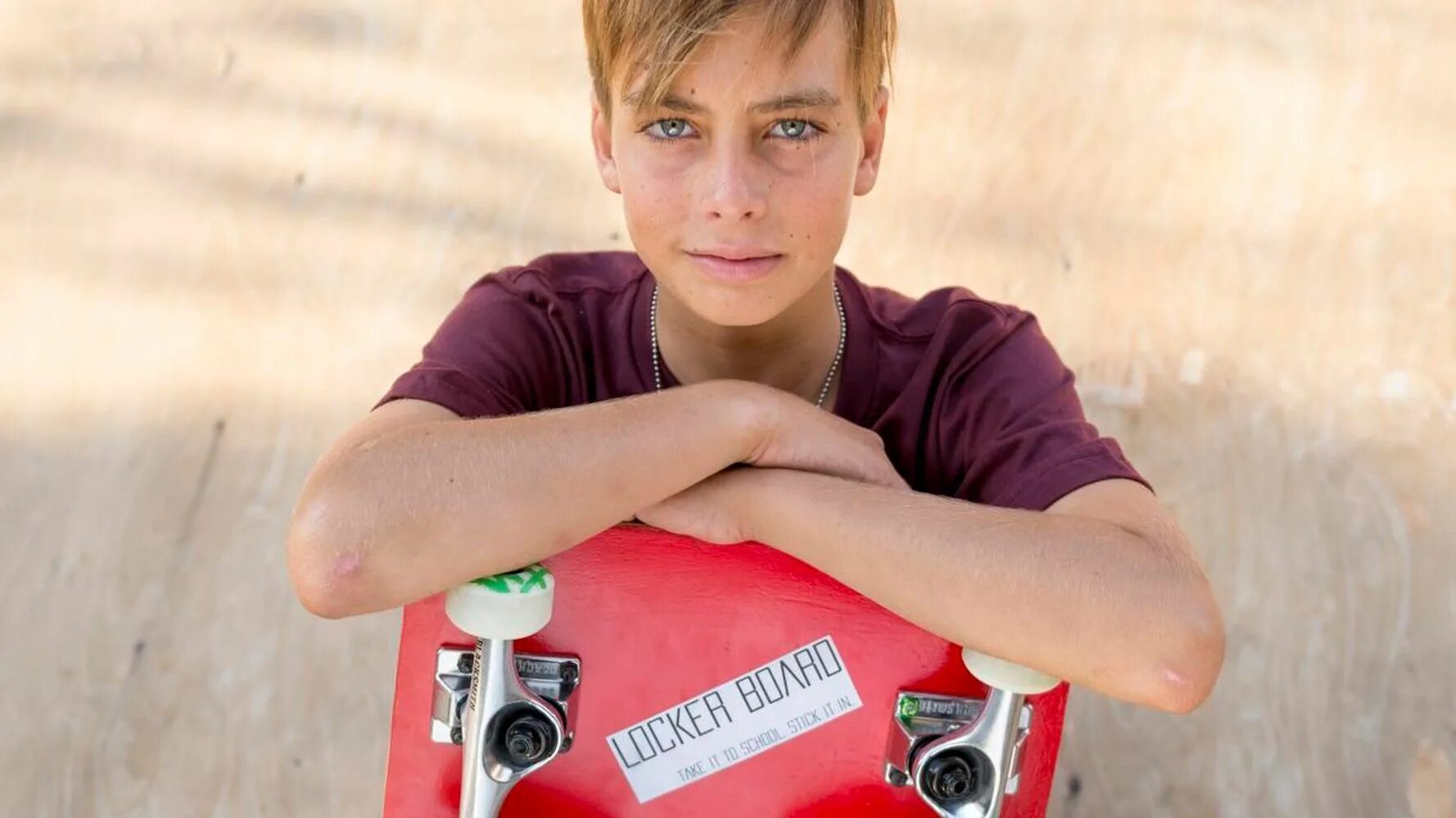 Телефоны мальчиков 12 лет. Лари Стивенсон кто создал скейтборд. Молодой человек в очках на скейтборде. Locked boy. Carson Kropfl and Lockerboards.
