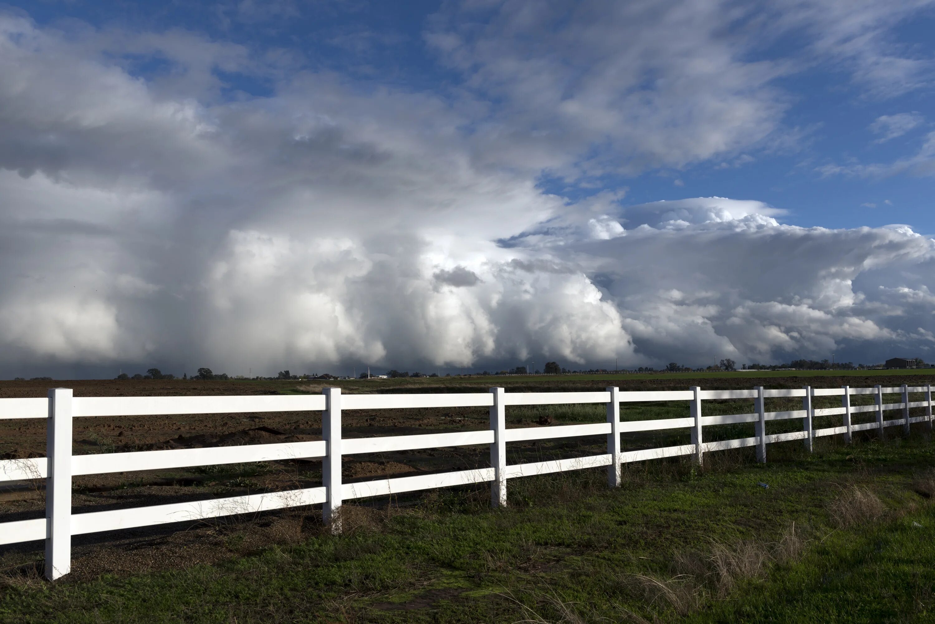 Поле с белым забором. Забор белый. Облака на заборе. Дождевые облака. Погода в поле по часам