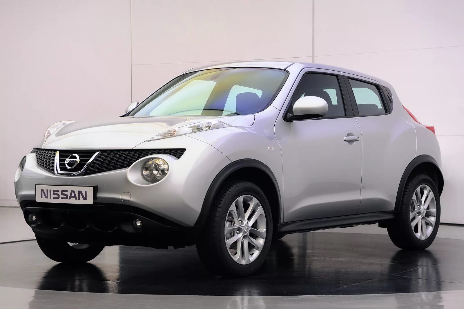 Картинки ниссан. Nissan Juke 2010. Ниссан Джук 2010. Ниссан Жук трехдверка. Nissan Juke 2010-2015.