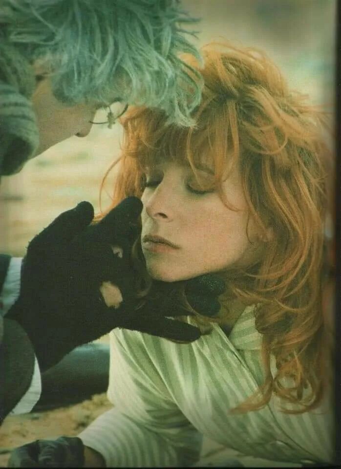 Клип фармер волк. Mylene farmer optimistique moi. Mylene farmer образы из клипов. Mylene farmer je te dis tout. Клип фармер волк.