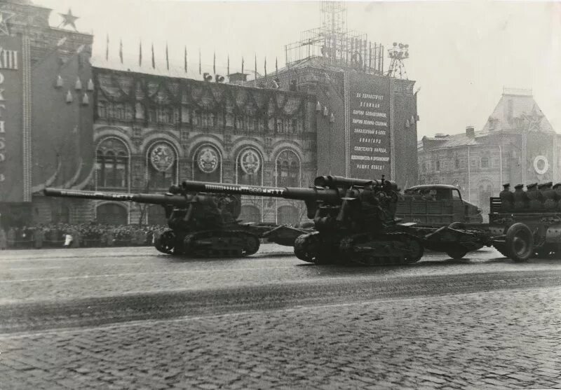 Парад 1 мая москва. Парад на красной площади 1947г. Парад 1 мая 1947 года. Парад в Москве 7 ноября 1947 г.. Парад машина 1950 года на красной площади в Москве.