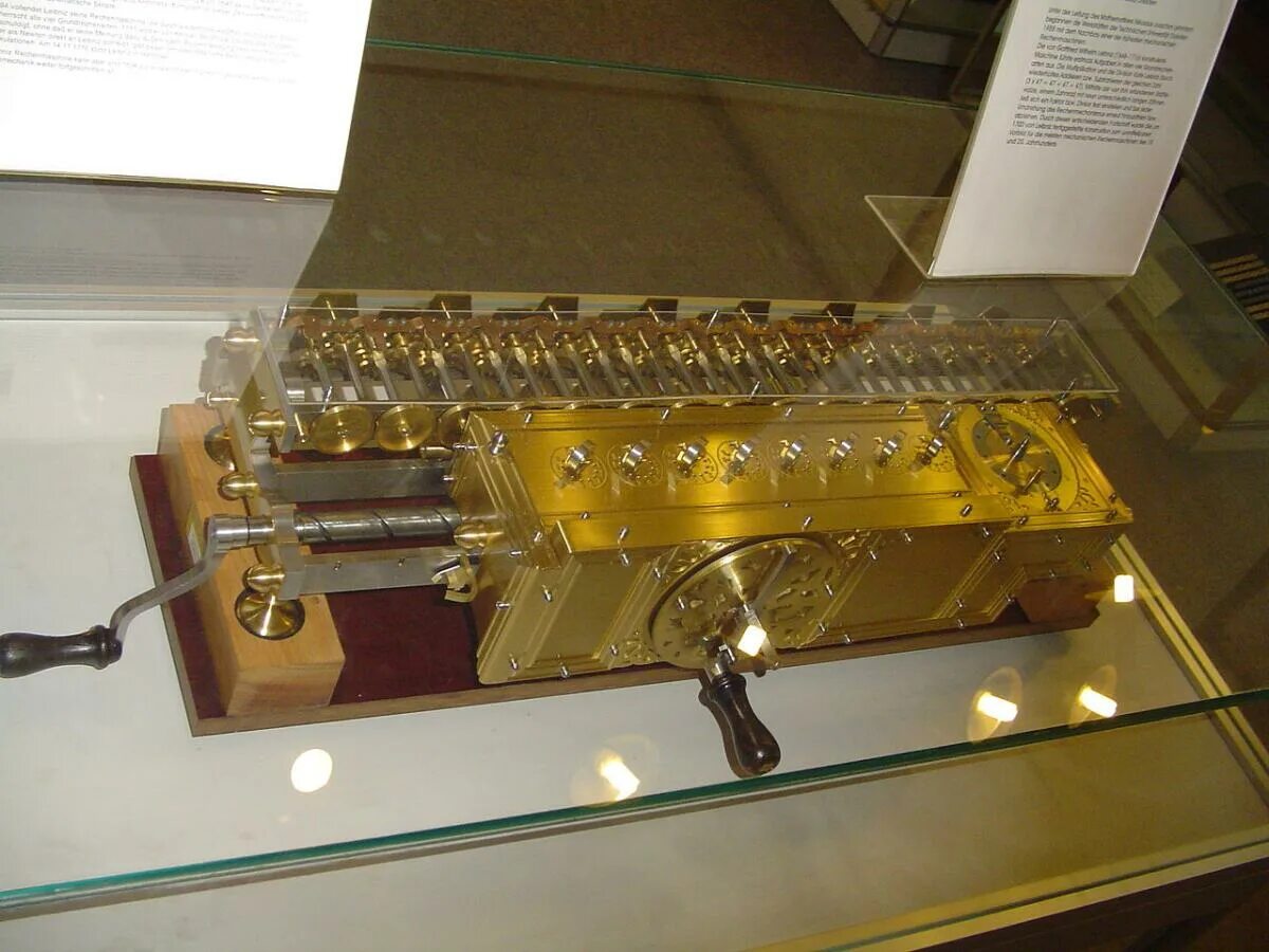 Первая механическая машина. Механический арифмометр Лейбница (1673г.).