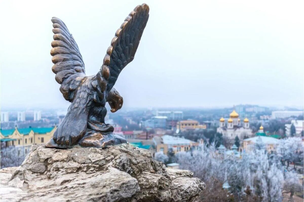 Пятигорск экскурсии. Гора Машук скульптура Орел. Орел на горе Машук в Пятигорске. Скульптура Орел на горе Машук. Символ Пятигорска Машук Машук.