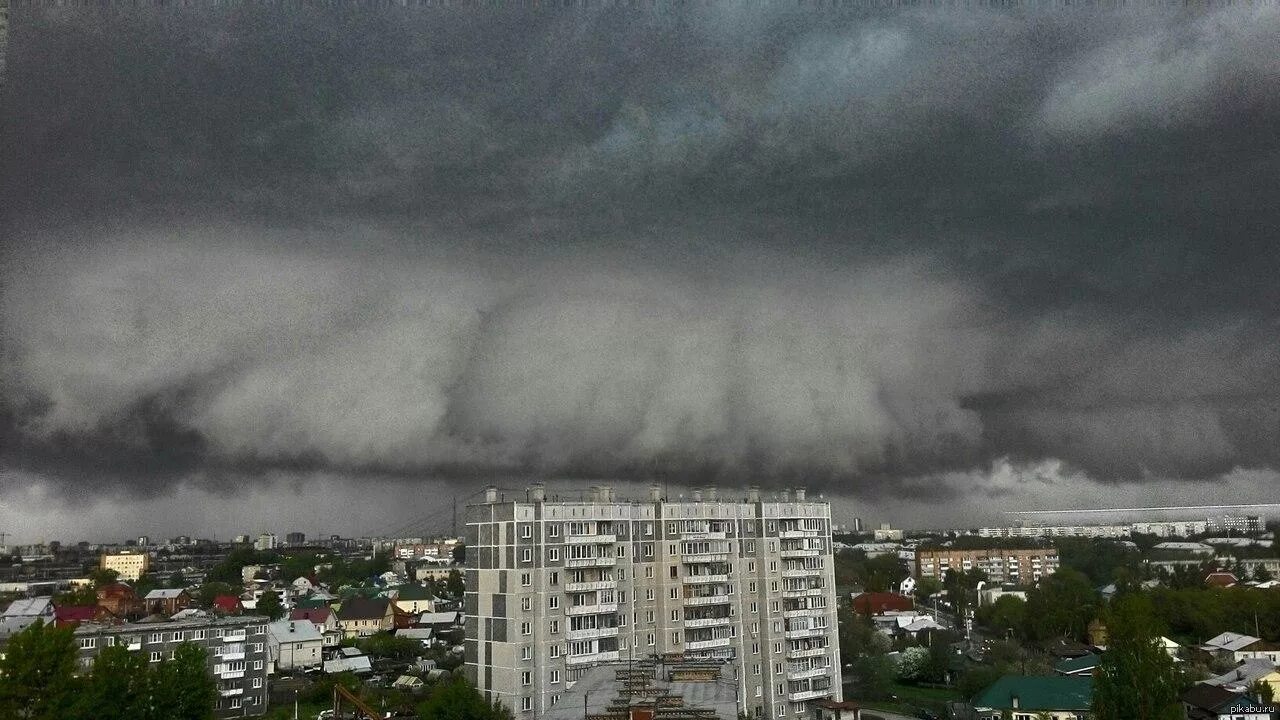 Шквал гроза. Ливень ураган. Плохая погода. Черные тучи в москве. Непогода на юге.