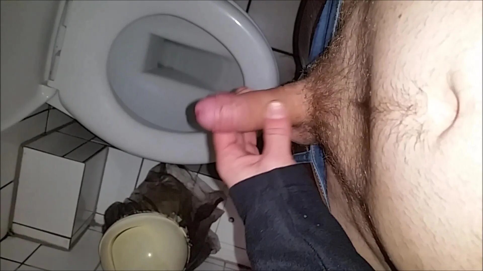 Дрочит В Туалете