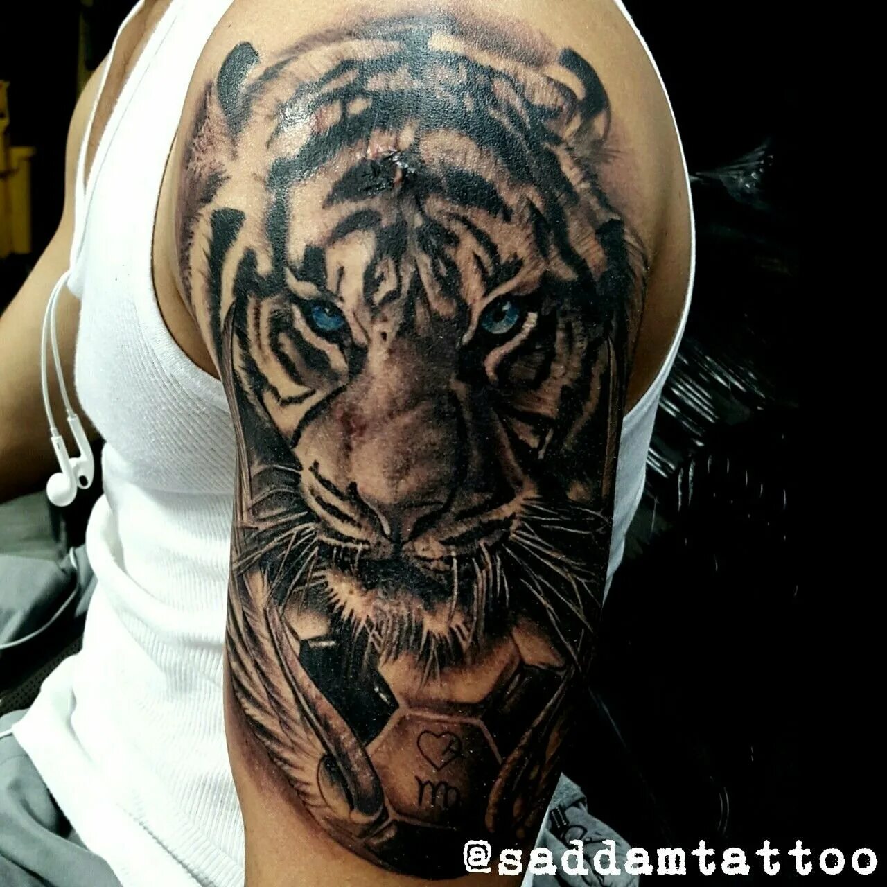 Тигр на плечо мужские. Тату тигр. Тату тигра на плече. Татуировки мужские на плече тигр. Тату тигра на плече мужские.