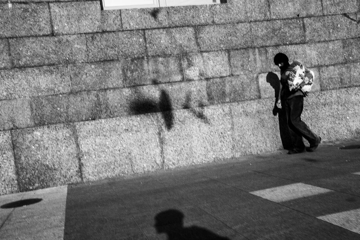 человек отчужденный от людей. причины недоверия к людям. отчуждение от общества. отчуждение человека от человека. человек изолированный от общества.