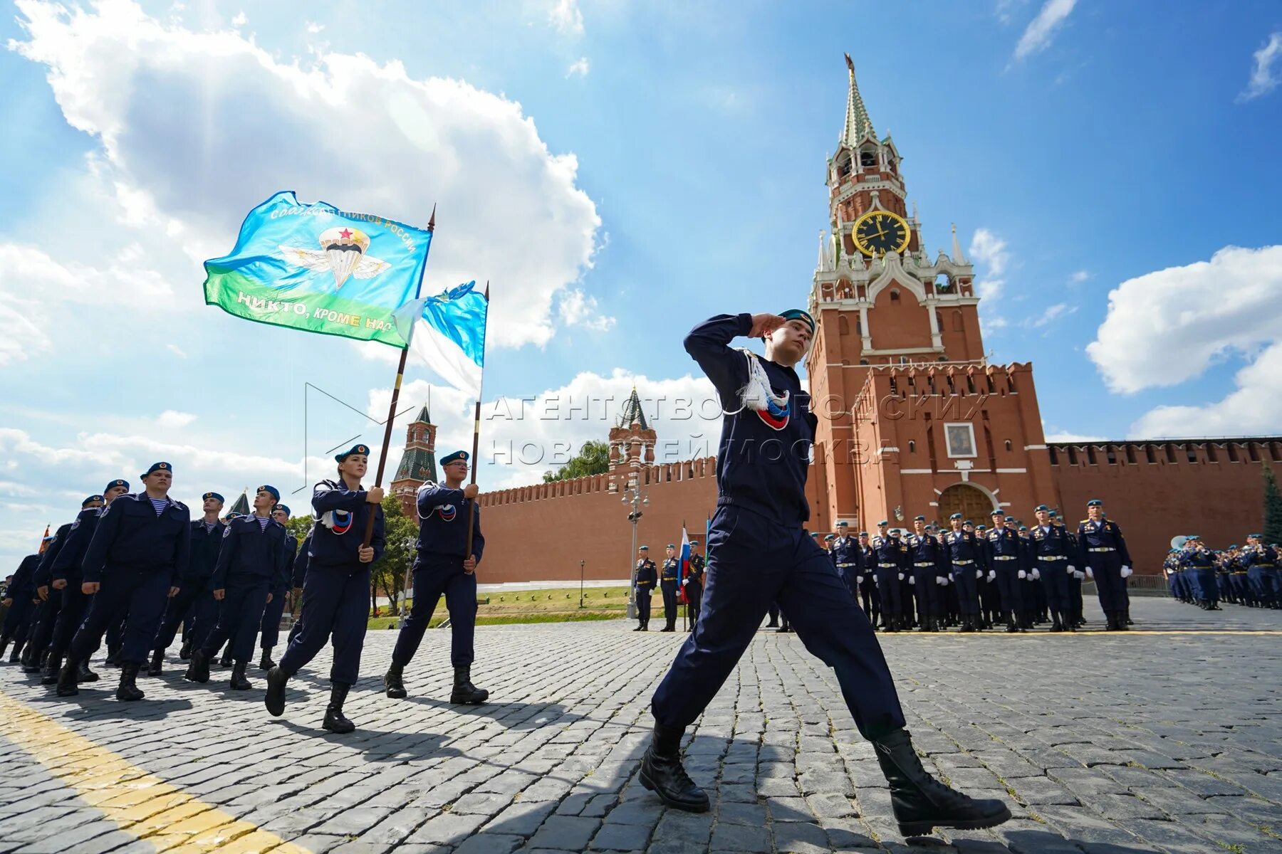 Сегодня на красной площади мероприятия в москве. Парад ВДВ на красной площади 2022. Праздник ВДВ на красной площади. Парад на красной площади. Десантники на красной площади.