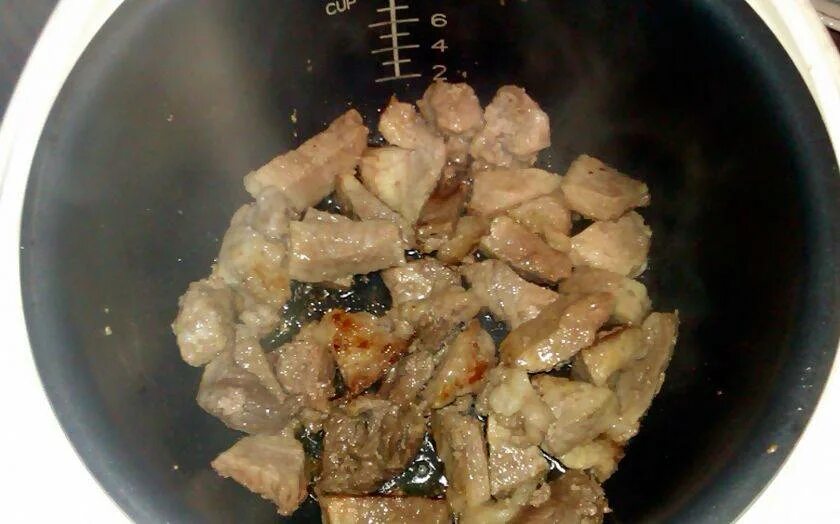 Приготовить куски в мультиварке. Жареное мясо в мультиварке. мясо с мясом в мультиварке. свинина в мультиварке кусочками. в мультиварке обжарить мясо с луком.