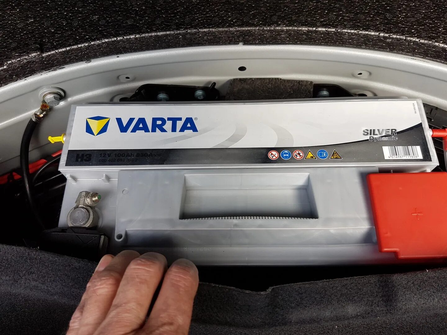 Как отличить аккумулятор. Varta 100ah 830a. Varta Silver Dynamic Drive 2. АКБ для dynamic100. Varta 100ah 830a серийный номер.