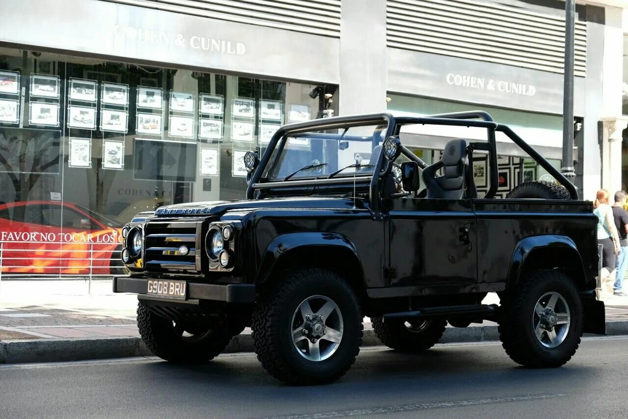 Defender v9. Ленд Ровер Дефендер 3 двери. Range Rover Defender 3 Door v8. Defender 3 двери v8. Land Rover Defender 3 Door 2005 год.