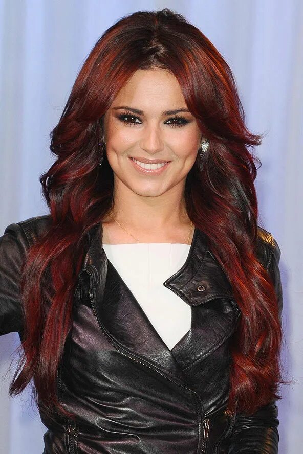 Темно рыжие волосы. Delaia gonzalez модель. Перекраситься из темного в рыжий. Ванесса хадженс омбре. Медно каштановый махагон.