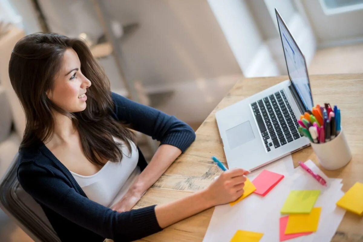 как зарабатывать не выходя из дома. женщина сидит в интернете. заработок в интернете. бизнес не выходя из дома. заработок дома.