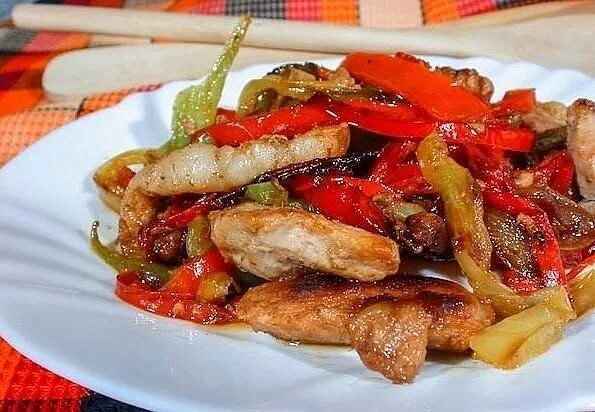 Свинина с болгарским перцем. Мясо со сладким перцем. свинина со сладким перцем. мясо с перцем болгарским.