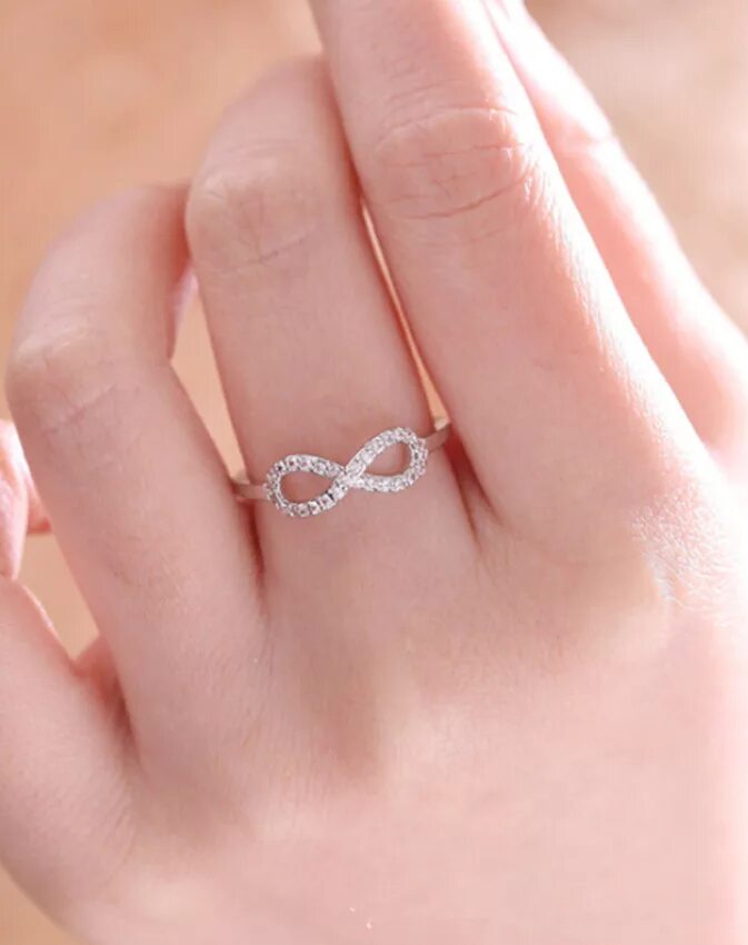 Простое кольцо девушке. Красивые кольца. Красивые Колечки для девушек. Кольцо маленькое. Кольцо "бесконечность".
