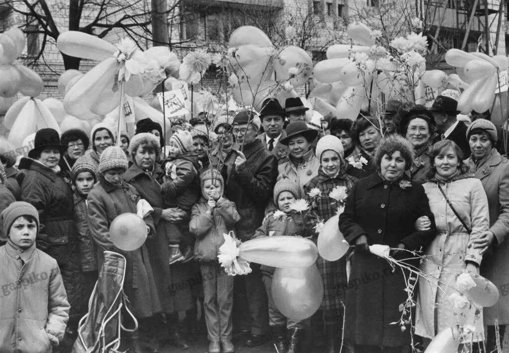 9 мая 80. Первомайская демонстрация в СССР 70е. Первомайская демонстрация 1980. Первомай в советские годы. Советские праздники.