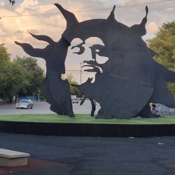 Караганда цой. Монумент цою в караганде. памятник цою в караганде. караганда виктор цой. аллея цоя в караганде.