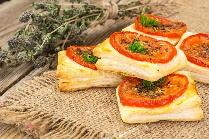 Слойки с помидорами и сыром. Помидоры в слоеном тесте. Закуски на праздничный стол слоеное тесто. Слойки мини пиццы. Слойки с томатом и сыром.