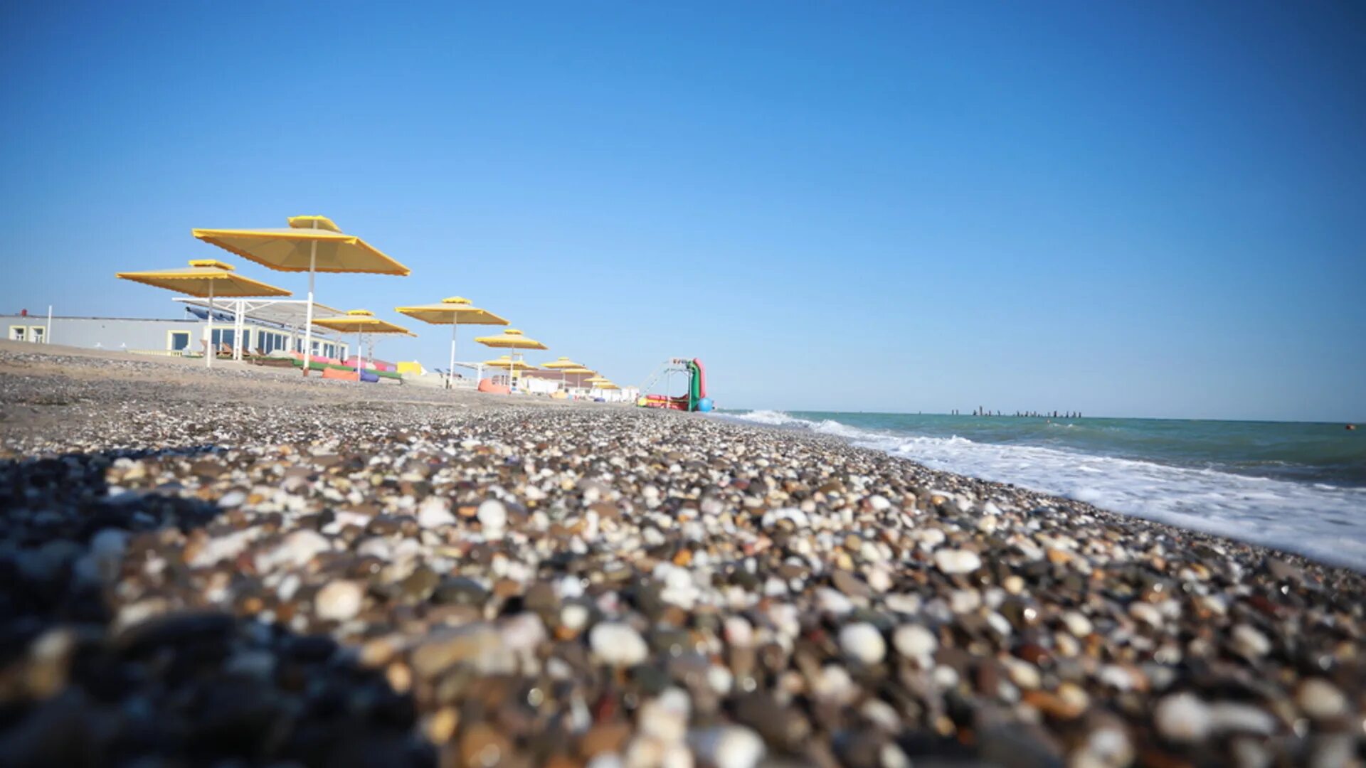 сочи пляж. мелкогалечные пляжи в сочи. адлер набережная апельсин. отдых галечный пляж. крым евпатория галечный пляж.