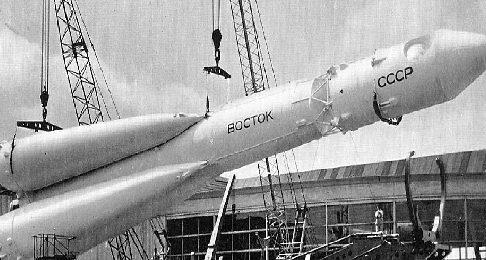 Первая советская ракета в космосе. Восток 1 Гагарин 1961. Ракета р 7 Гагарин.