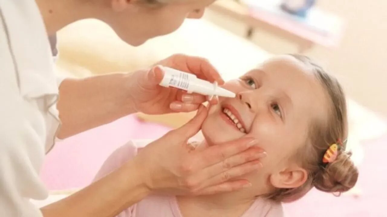 Ребенку капают капли в нос. Закапывание капель в нос детям. Закапывание в нос капель ретегку. Введение лекарственных средств в нос.