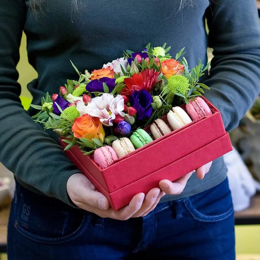 как оригинально подарить цветы. оригинальный букет для женщины. оригинальный букет. коробочка с цветами. букет с конфетами и цветами в коробке.