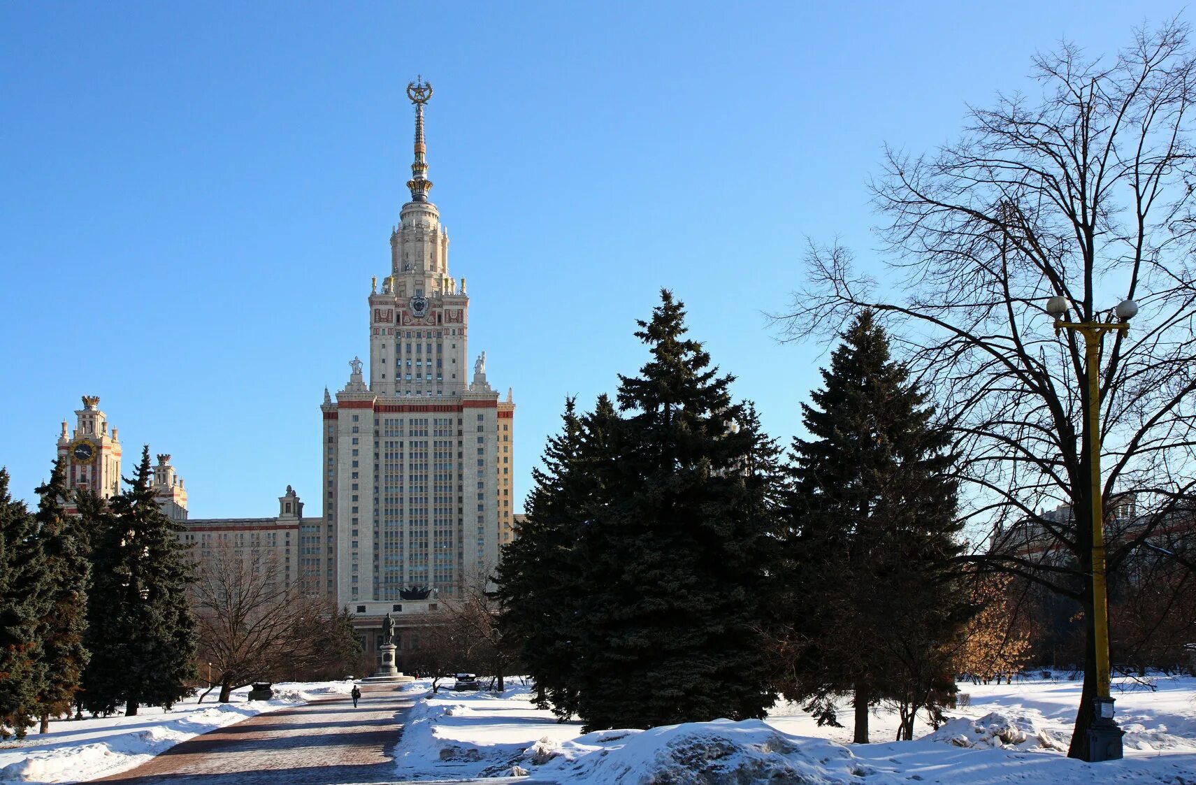 Им м в ломоносова россия. Московский государственный университет имени Ломоносова. Университет МГУ зимой. Здание МГУ. Здание МГУ В Москве.