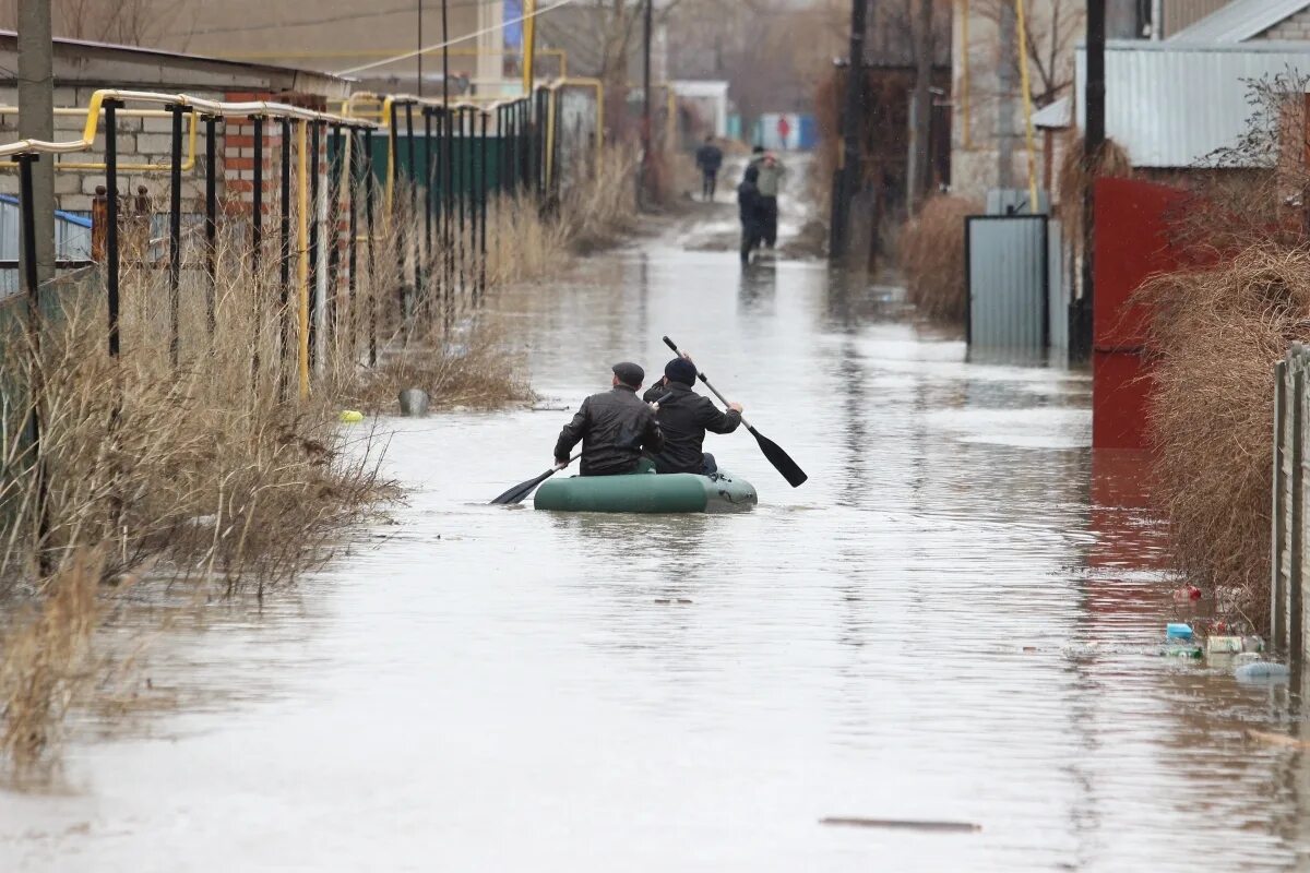 Наводнение в казахстане уральск. Паводок. Высокие наводнения. Малые наводнения. Наводнение из за таяния снегов.