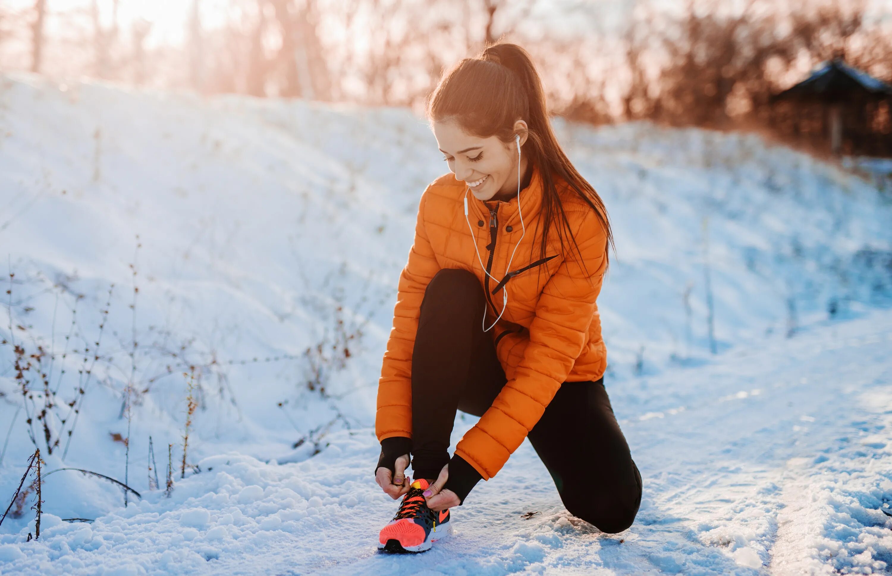 Do sport the winter. Спорт на улице зимой. Занятия зимой на улице. Тренировка на улице зимой. Спортивная фотосессия на улице зимой.