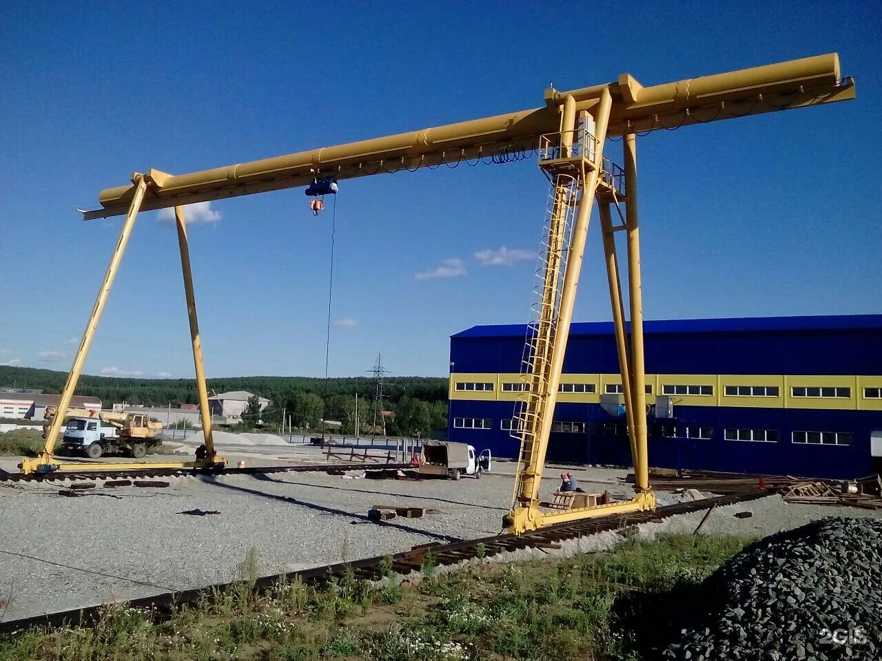 Краны передвигающиеся по надземному рельсовому пути. Кран козловой кзу 3413. кран мостовой козловой башенный. кран козловой гидростальконструкция 55т. козловой кран подкрановые пути.