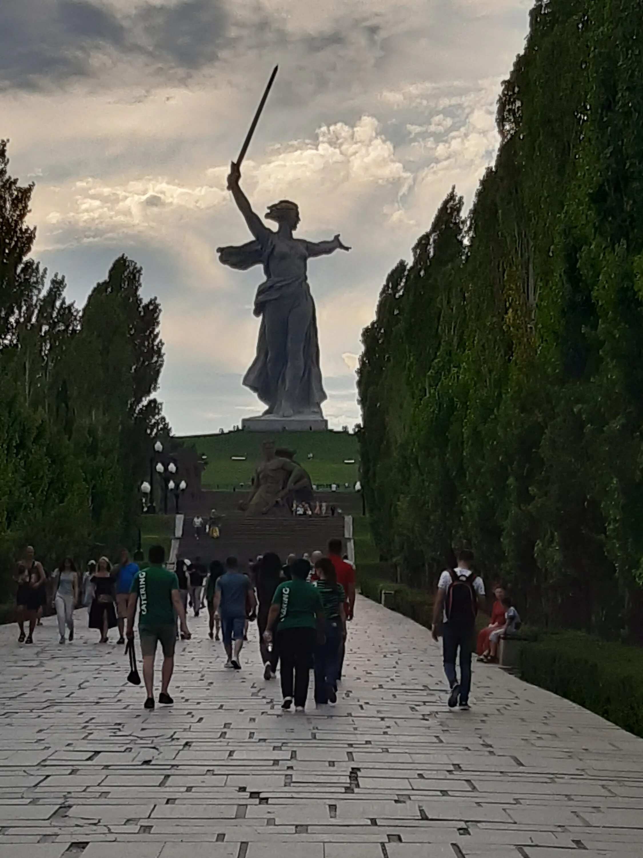 Ролина. Волгоград Родина мать Мамаев Курган. Волгоград Родина мать Мамаев. Памятник Родина-мать на Мамаевом Кургане. Волгоград набережная Мамаев Курган.