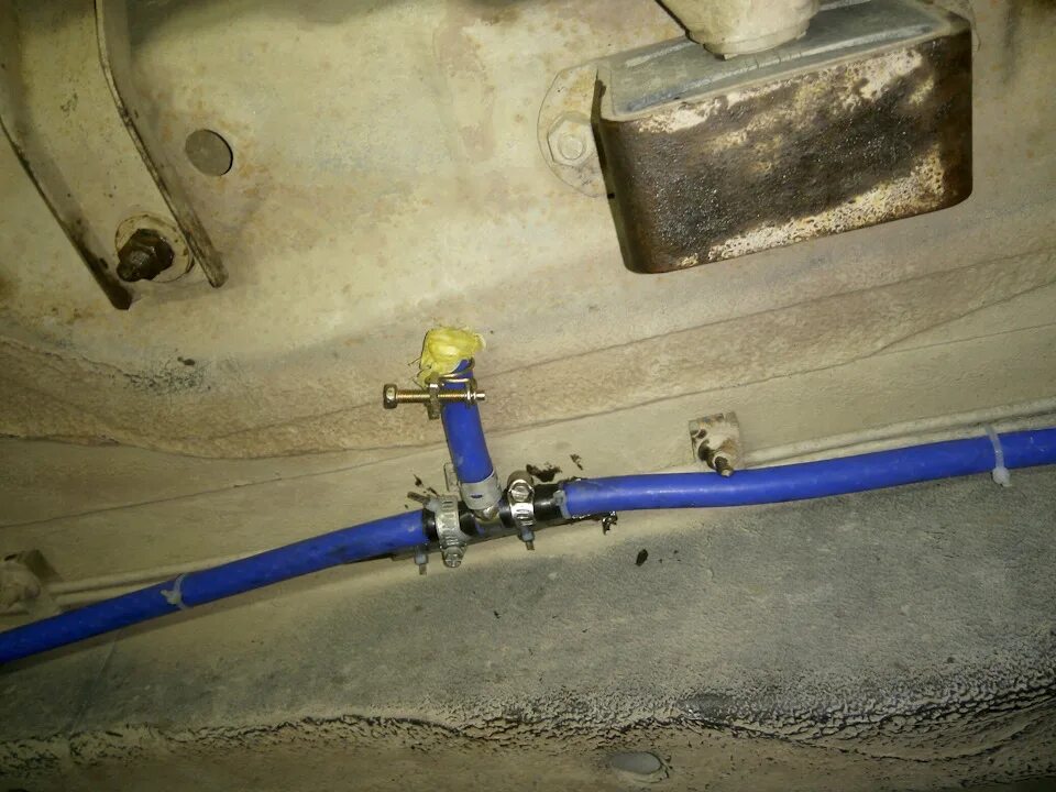 Вывод сапунов нива 2121. Сапун нива 2121. Сапун нива 21213. Вывод сапунов на ниве 21213. Шланг вентиляции картера ваз 21213.