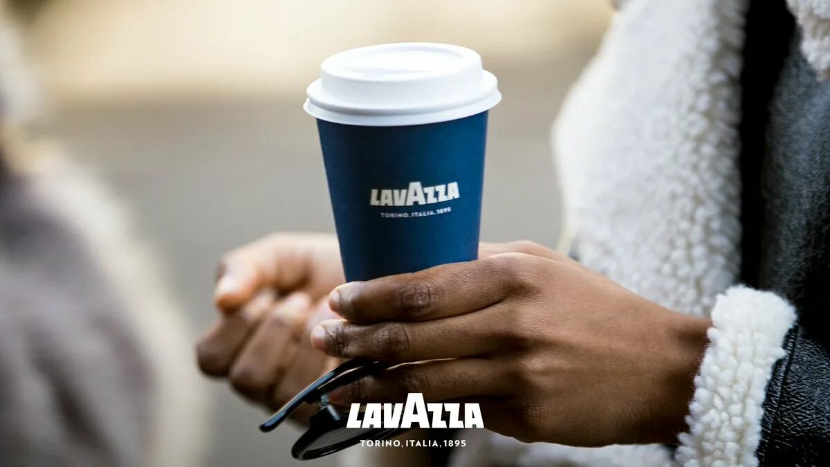 Кофе лет реклама. Lavazza турин. lavazza coffee. стакан кофе лавацца. реклама кофе lavazza.