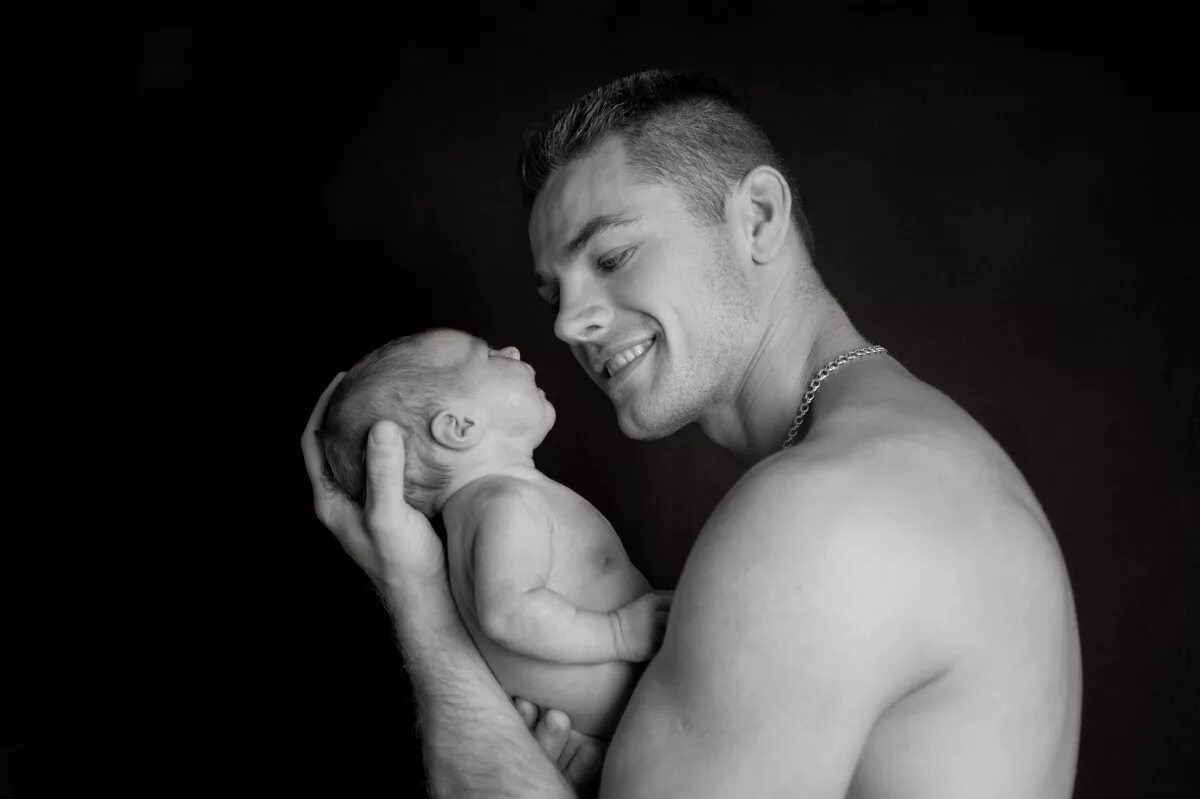 мужчина держит ребенка на руках. мужчина с ребенком. мужчина с ребенком. мужчина с младенцем. парень с ребенком на руках.