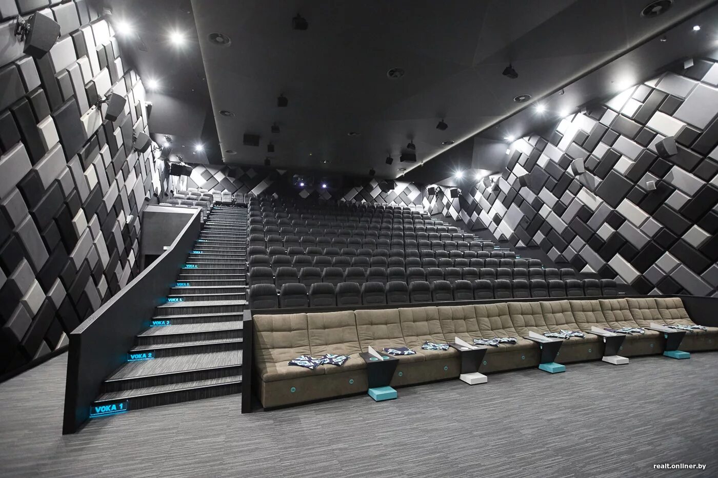 Кинотеатр мун афиша. Silver Screen Dana Mall VIP зал. Сильвер кинотеатр Минск. Voka Cinema by Silver Screen в ТРЦ “Dana Mall”. Рига Молл вип зал.