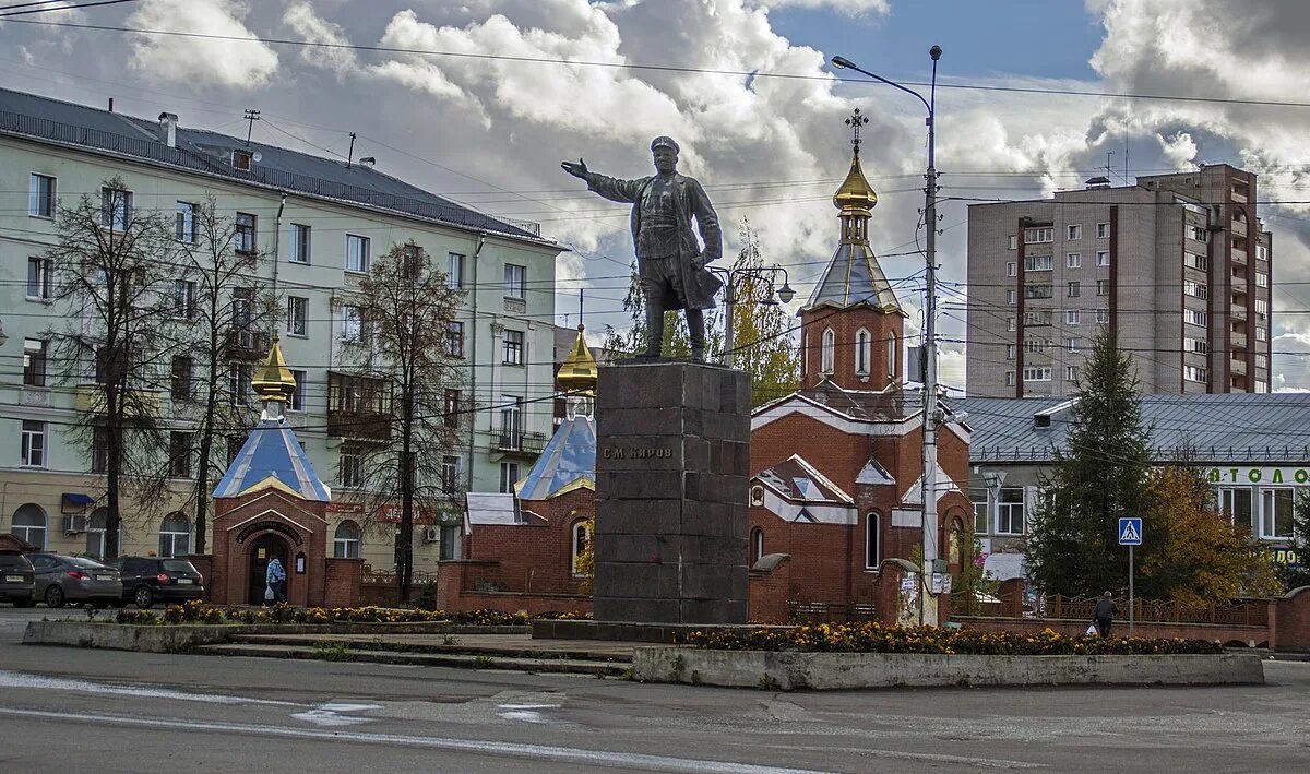Памятник на площади лепсе киров. Площадь лепсе киров. Площадь лепсе бассейн киров. Киров памятник кирову на лепсе. Площадь лепсе киров.