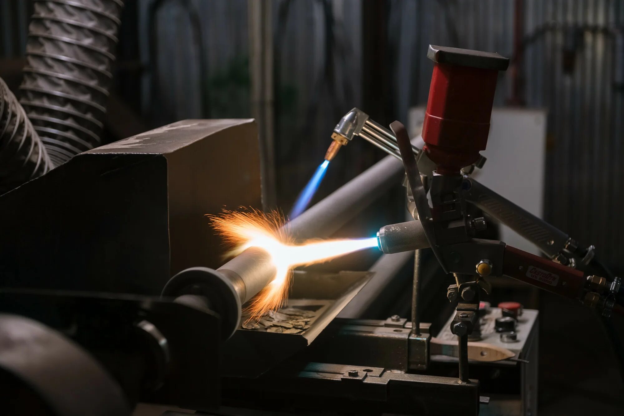 Плазменное напыление покрытий. Горелка донмет 247. Ацетилено-кислородная сварка оборудование. Газопламенные работы а также любые работы. Резчик ручной кислородной резки.